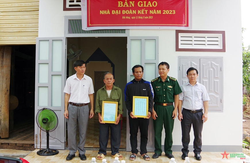 Đại diện các đơn vị trao nhà “Đại đoàn kết” tặng gia đình ông Mã Văn Ý và ông Y Min Ayun. 