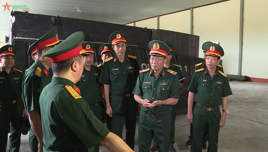  Thiếu tướng Dương Xuân Nam, Cục trưởng Cục Xe-Máy, Tổng cục Kỹ thuật dẫn đầu đoàn công tác kiểm tra từng hạng mục chuẩn bị cho hội thi.