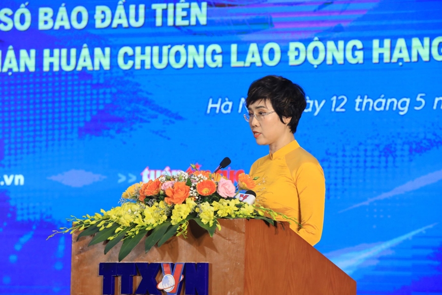  Tổng Biên tập Báo Tin tức Ninh Hồng Nga đọc diễn văn tại lễ kỷ niệm. Ảnh: TUẤN ANH