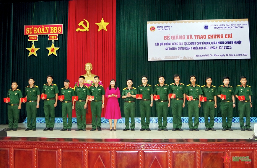 Trao chứng chỉ học tiếng Khmer cho học viên. 