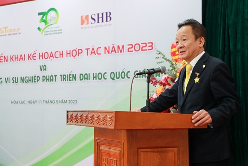 Doanh nhân Đỗ Quang Hiển nhận kỷ niệm chương Vì sự nghiệp phát triển Đại học Quốc gia Hà Nội