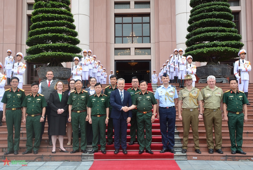 Hai đoàn chụp ảnh chung trước khi bước vào Đối thoại chính sách quốc phòng Việt Nam – Australia lần thứ 6 