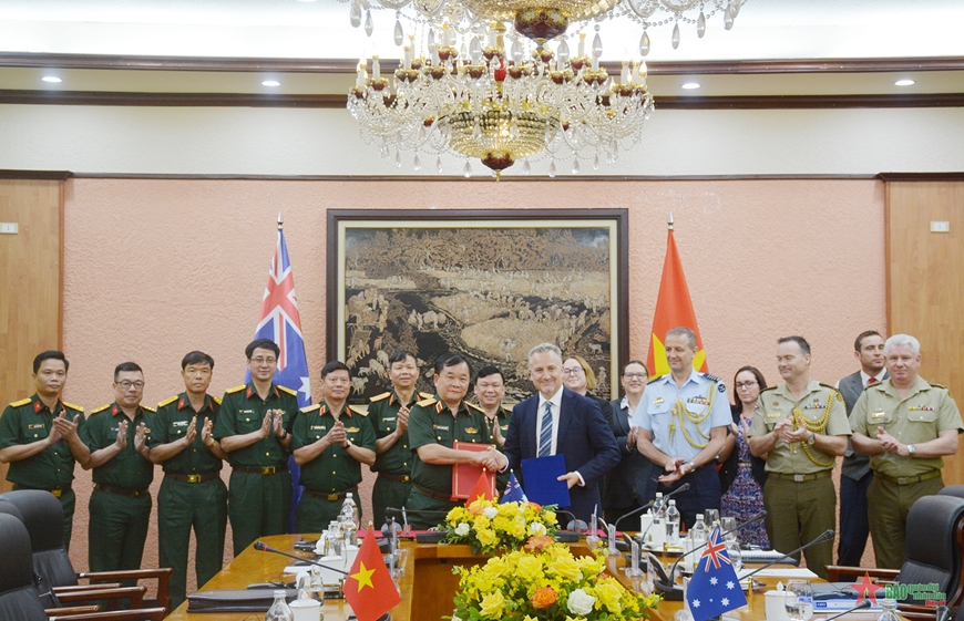 Thượng tướng Hoàng Xuân Chiến và Ngài Hugh Jeffrey ký biên bản làm việc sau khi kết thúc Đối thoại.