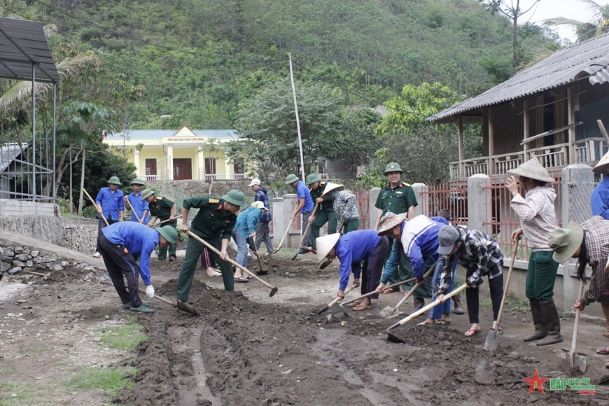 Trí thức trẻ tình nguyện cùng bộ đội Đoàn Kinh tế-Quốc phòng 5 giúp dân vệ sinh môi trường. 