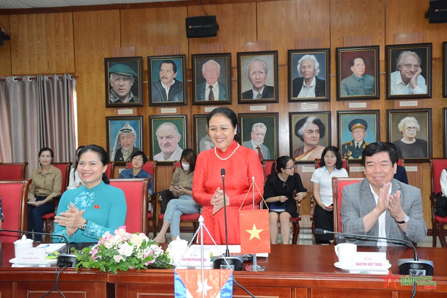 Chủ tịch VUFO Nguyễn Phương Nga phát biểu. 