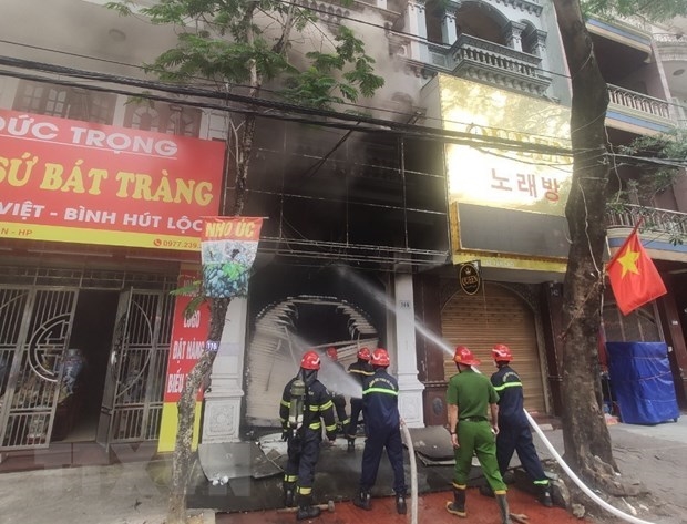 Lực lượng chức năng tham gia chữa cháy. Ảnh: TTXVN.
