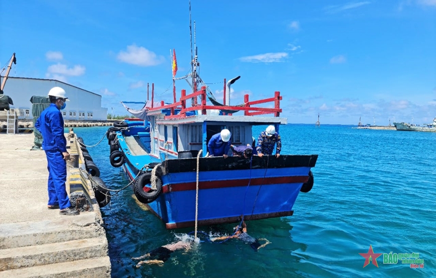    Cán bộ, nhân viên Trung tâm Dịch vụ hậu cần - kỹ thuật đảo Trường Sa lắp đặt bánh lái của tàu cá NT-90874TS.