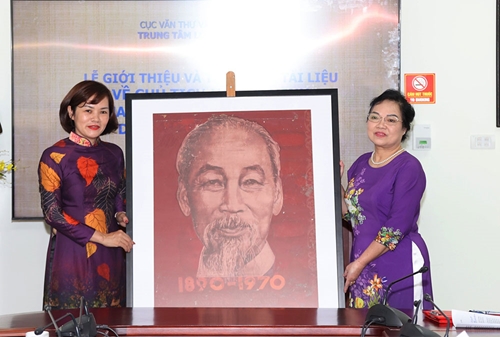 Tiếp nhận tài liệu về Chủ tịch Hồ Chí Minh do gia đình họa sĩ Bùi Trang Chước trao tặng
