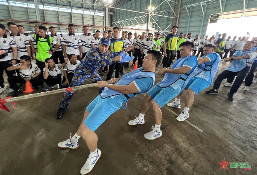  Đội “Blue Team” thi đấu hết mình.