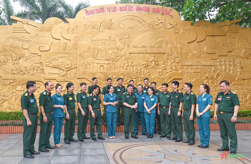 Trung tướng Phạm Đức Duyên, Chính ủy Quân khu 2 trao đổi với các thí sinh dự thi. 