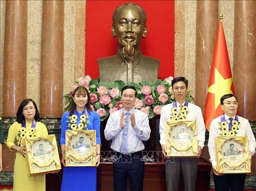 Chủ tịch nước Võ Văn Thưởng gặp mặt các công đoàn viên tiêu biểu trong học tập và làm theo tư tưởng, đạo đức, phong cách Hồ Chí Minh