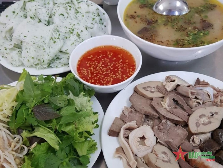 Bánh hỏi cháo lòng là một sự kết hợp hoàn hảo mang đến vị ngon lưu luyến cho ẩm thực Bình Định.