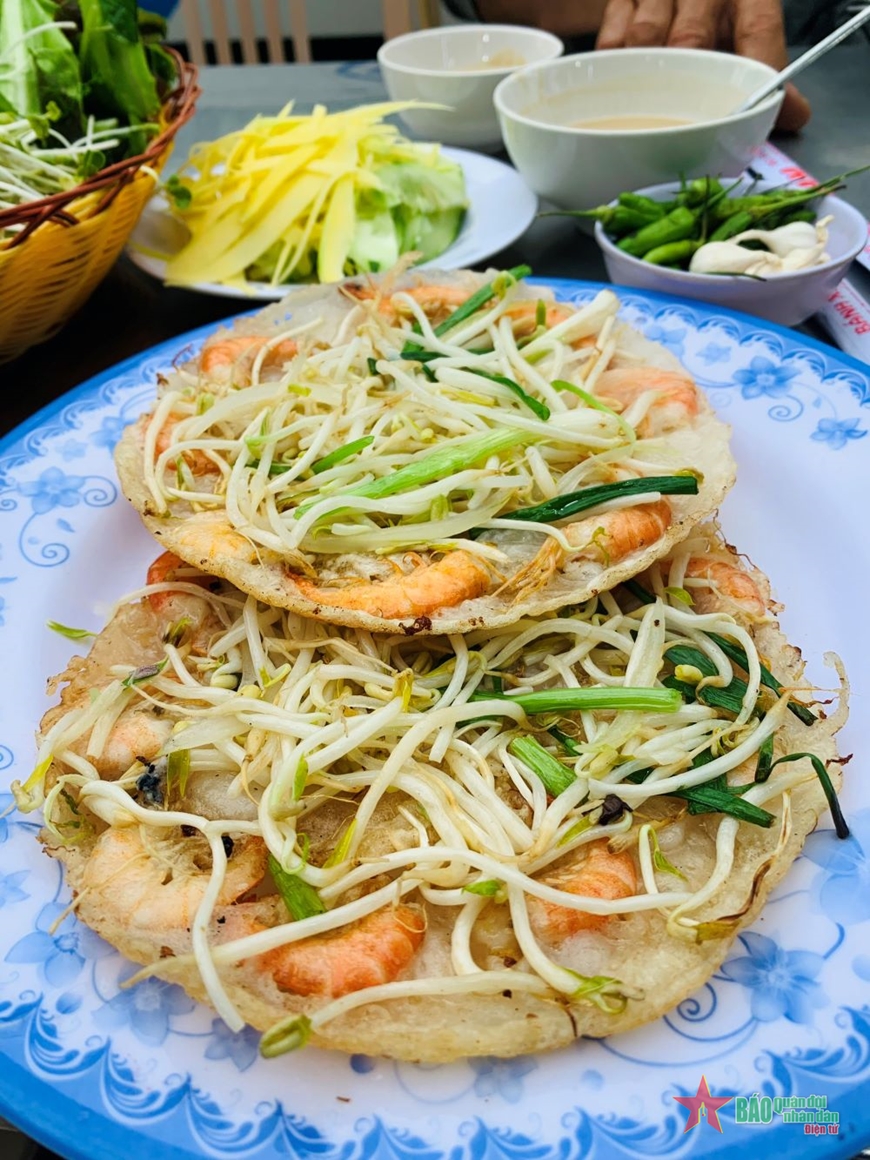 Món bánh xèo tôm nhảy Bình Định.