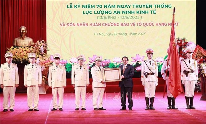 Thủ tướng Chính phủ Phạm Minh Chính trao Huân chương Bảo vệ Tổ quốc hạng Nhất tặng lực lượng An ninh kinh tế. 