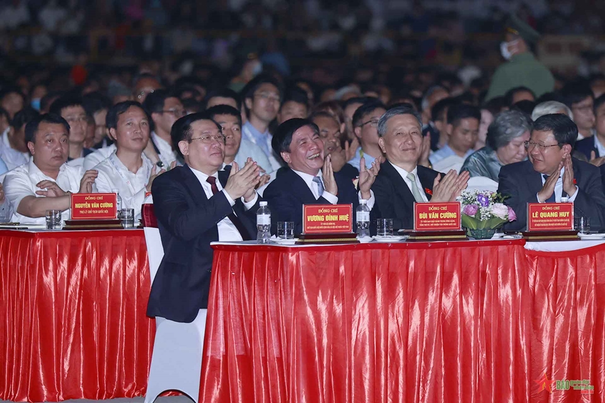 Chủ tịch Quốc hội Vương Đình Huệ và các đại biểu dự buổi lễ. Ảnh: DOÃN TẤN 