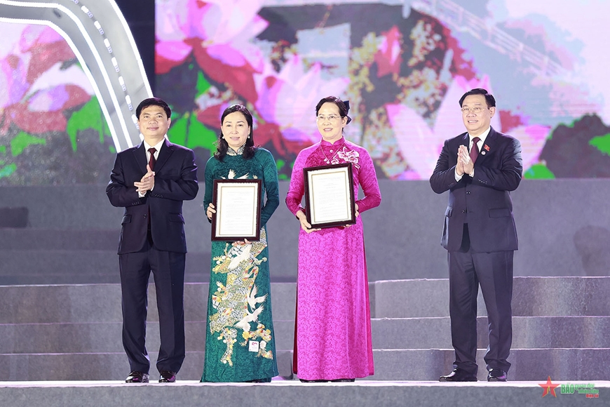 Chủ tịch Quốc hội Vương Đình Huệ trao quyết định công nhận 2 bảo vật quốc gia cho tỉnh Hà Nam. Ảnh: DOÃN TẤN 