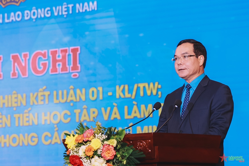 Đồng chí Nguyễn Đình Khang, Ủy viên Trung ương Đảng, Chủ tịch Tổng Liên đoàn lao động Việt Nam trình bày kết quả các cấp công đoàn đạt được sau 2 năm thực hiện Kết luận số 01.