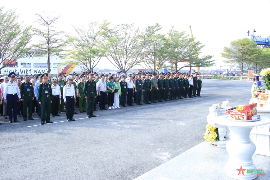 Đại biểu dự lễ tưởng niệm tại Đài tưởng niệm và đền thờ các anh hùng, liệt sĩ "Đoàn tàu không số" trong khuôn viên Đoàn 125, Vùng 2 Hải quân trước lúc lên đường. 