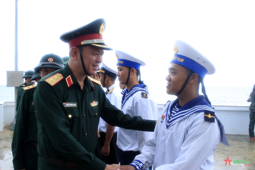 Trung tướng Nguyễn Trường Thắng động viên các chiến sĩ Hải quân. 