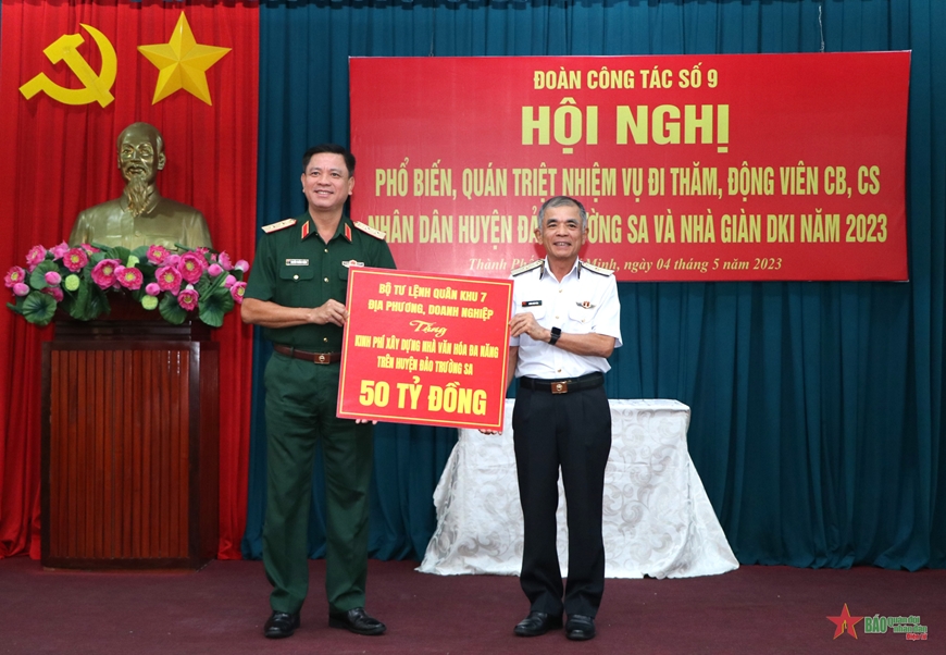 Trung tướng Nguyễn Trường Thắng, Trưởng đoàn công tác Quân khu 7 trao tặng kinh phí hỗ trợ xây dựng Nhà văn hóa đa năng cho quân và dân trên đảo Trường Sa. 