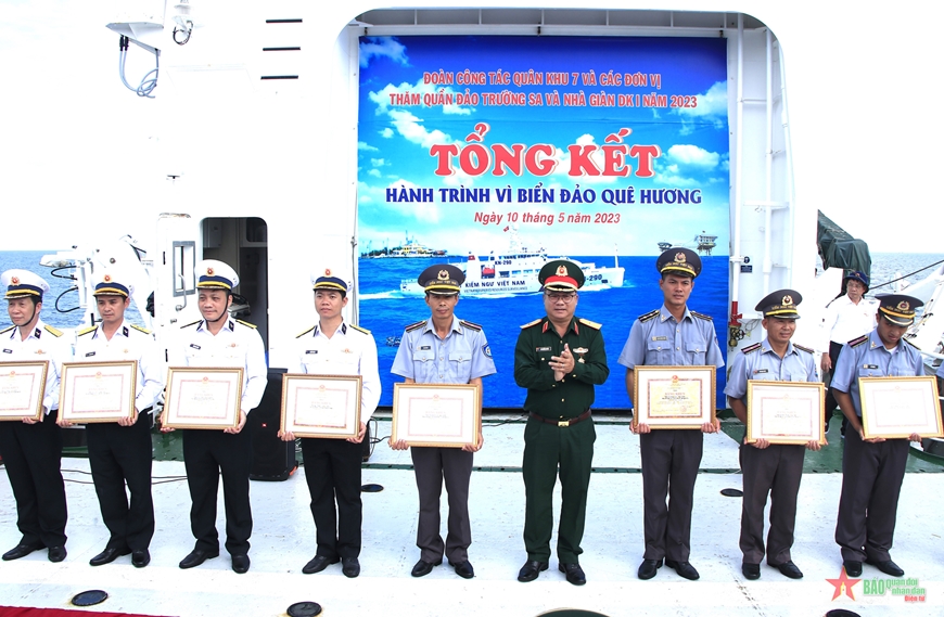 Thiếu tướng Du Trường Giang, Phó tư lệnh Quân khu 7 trao bằng khen của Bộ tư lệnh Quân khu tặng các tập thể, cá nhân hoàn thành xuất sắc nhiệm vụ trong chuyến công tác.