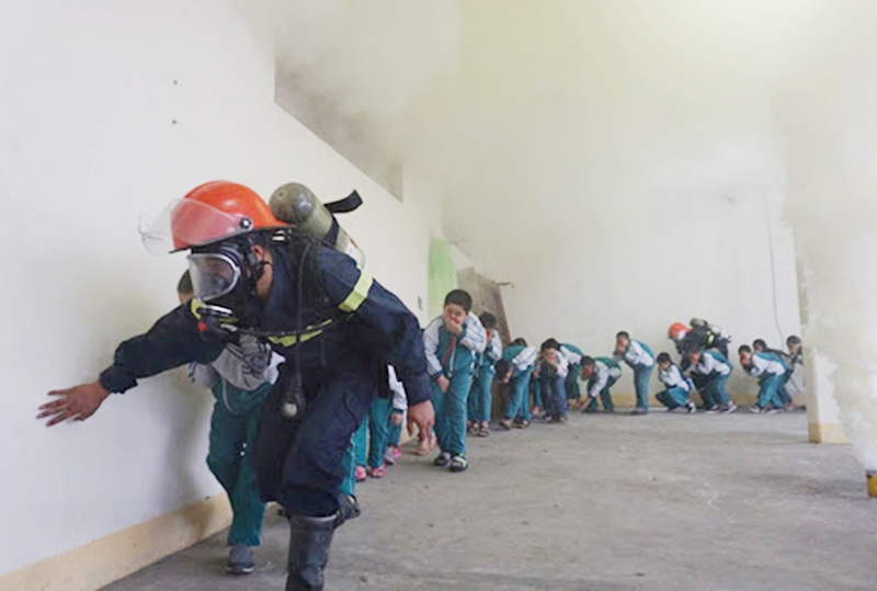  Hướng dẫn học sinh kỹ năng thoát khỏi hỏa hoạn. Ảnh minh họa: internet
