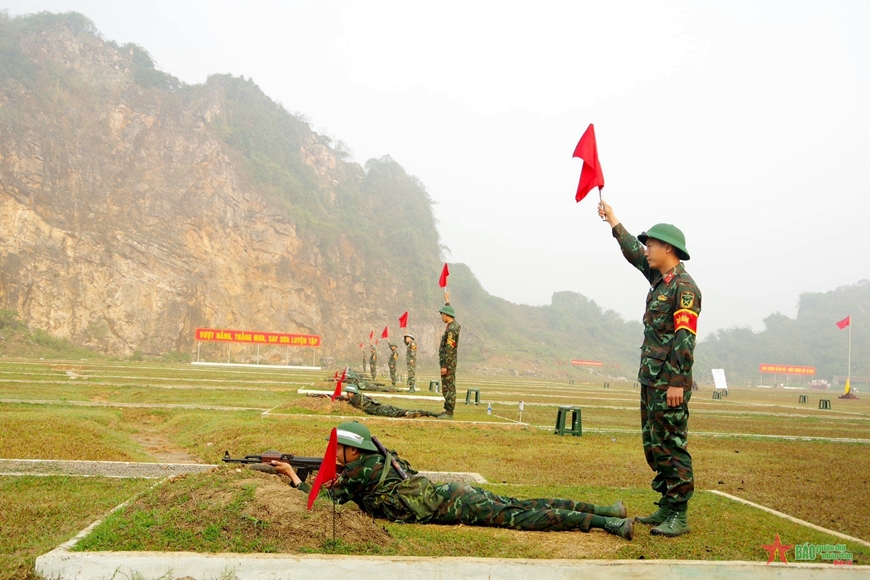 Cán bộ, chiến sĩ Sư đoàn 324 hăng say luyện rèn trên thao trường, bãi tập.