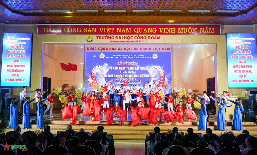 Văn nghệ chào mừng lễ kỷ niệm 40 năm thành lập Khoa An toàn lao động và Sức khỏe nghề nghiệp.