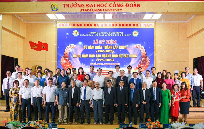  Các đại biểu cùng các thế hệ cán bộ, giảng viên Khoa An toàn lao động và Sức khỏe nghề nghiệp.