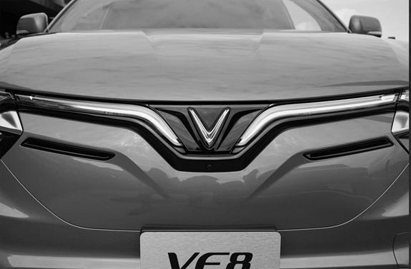Phần đầu xe độc đáo nổi bật bởi dải đèn đặc trưng của thương hiệu chạy thành chữ “V” ở trung tâm.