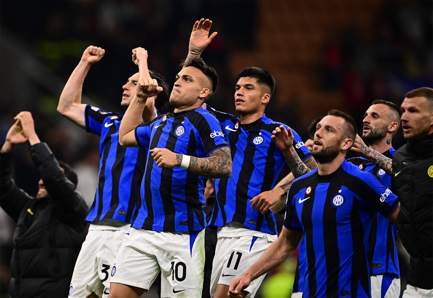 Nhận định Inter Milan đấu AC Milan nhiều khả năng tấm vé đi tiếp sẽ dành cho các cầu thủ áo sọc xanh-đen. Ảnh: Evening Standard