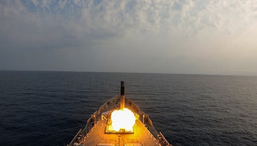 Ấn Độ đã bắn thử thành công tên lửa BrahMos từ tàu hải quân mặt nước INS Mormugao. Ảnh: Hải quân Ấn Độ 