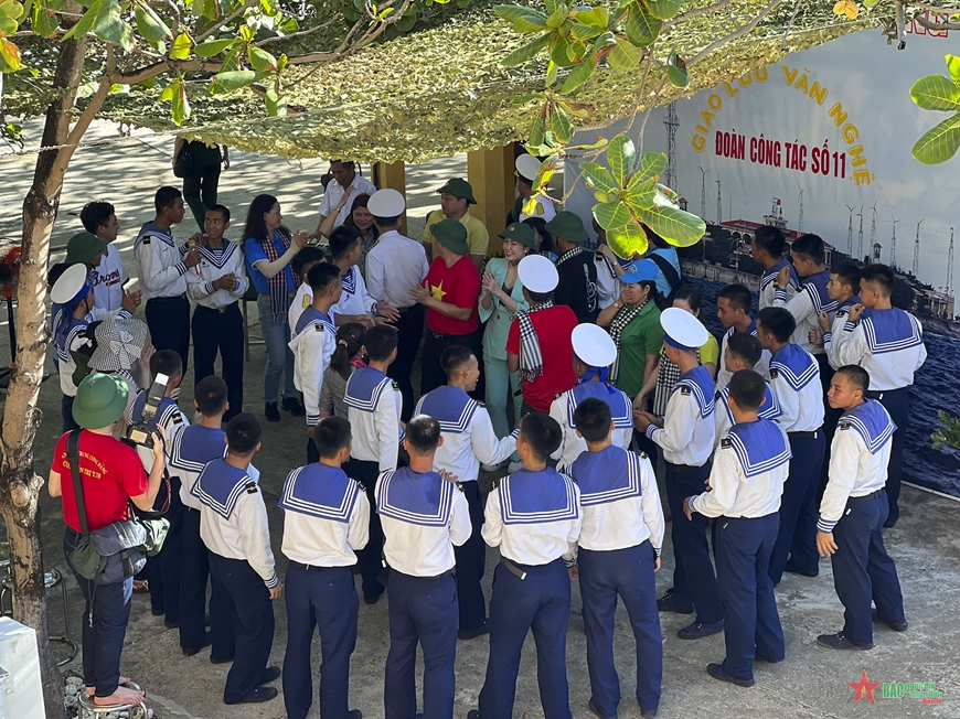 Đoàn công tác giao lưu với các chiến sĩ trên đảo Trường Sa Đông. Ảnh: VIỆT TRUNG