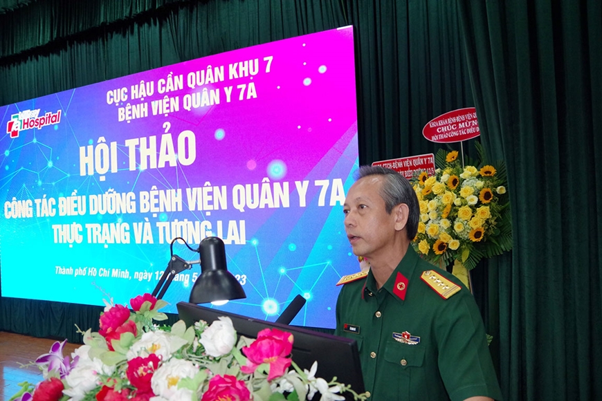 Đại tá, PGS, TS, BS, Thầy thuốc nhân dân Lê Quang Trí, Giám đốc Bệnh viện Quân y 7A phát biểu tại hội thảo. 