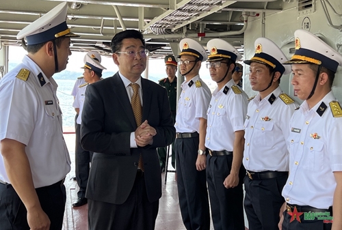 Đại sứ Việt Nam tại Philippines thăm Tàu 015-Trần Hưng Đạo