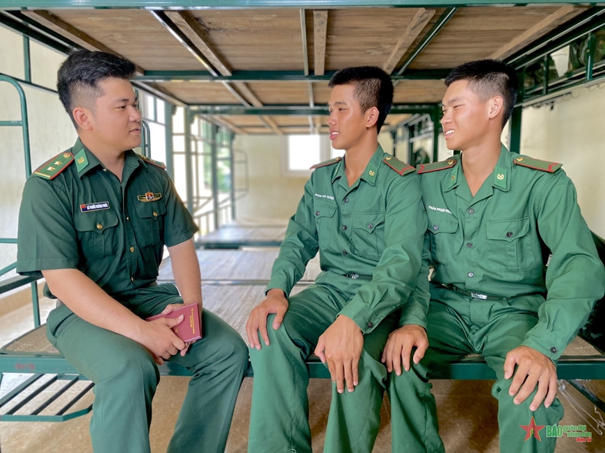 Cán bộ Trung đội 2, Đại đội Huấn luyện, Tiểu đoàn Huấn luyện-Cơ động (Bộ chỉ huy BĐBP tỉnh Thừa Thiên Huế) động viên, chia sẻ kinh nghiệm huấn luyện với bộ đội. Ảnh: VÕ TIẾN 