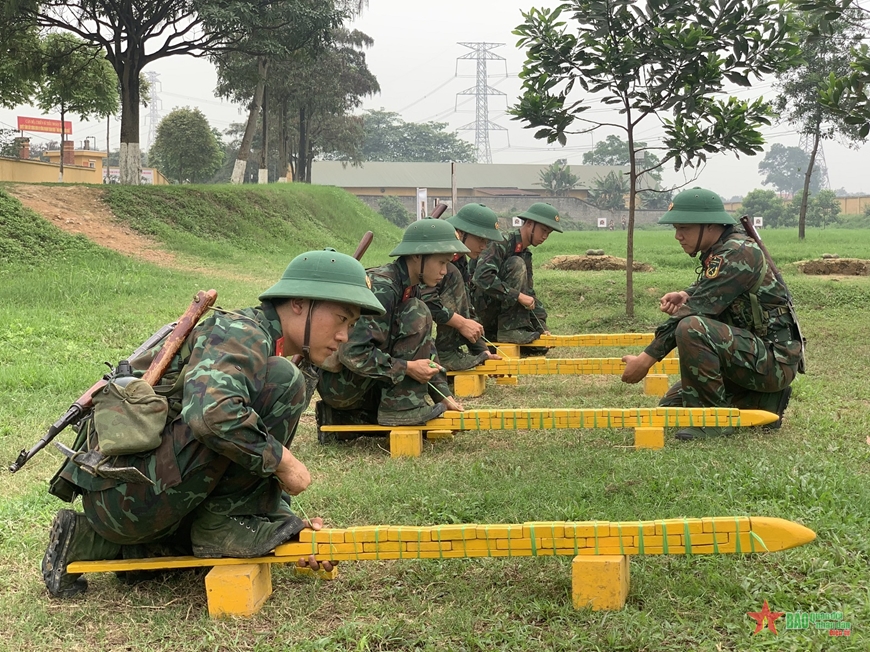  Huấn luyện gói buộc lượng nổ dài cho chiến sĩ mới ở Tiểu đoàn 18, Sư đoàn 312 (Quân đoàn 1). Ảnh: NGỌC LÂM