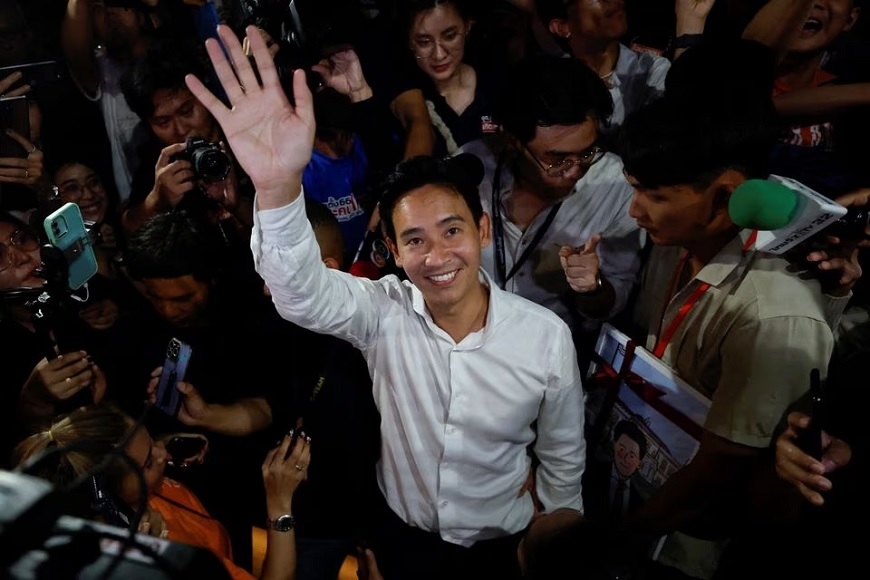 Ông Pita Limjaroenrat, lãnh đạo Đảng Move Forward, vẫy tay chào các cử tri ở Bangkok vào ngày 14-5. Ảnh: Reuters