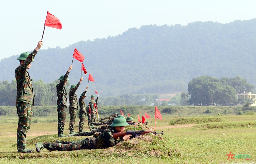  Chiến sĩ mới Đại đội 9, Tiểu đoàn 6 tự tin trên tuyến bắn.