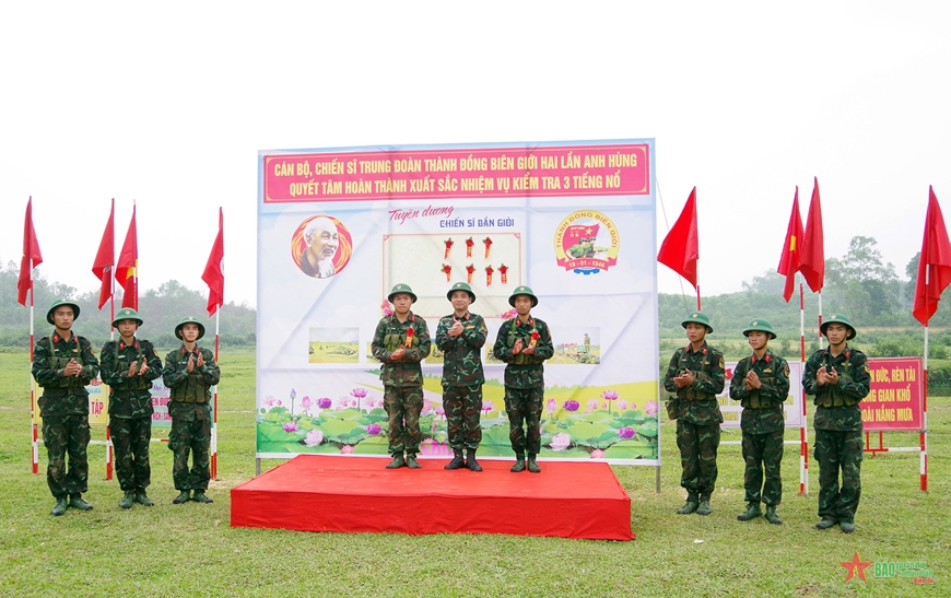  Chỉ huy Trung đoàn trao hoa bắn giỏi tặng các chiến sĩ.