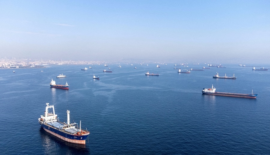  Các tàu vận chuyển ngũ cốc chờ đi qua eo biển Bosporus ở Istanbul, Thổ Nhĩ Kỳ. Ảnh: Reuters