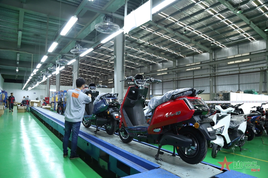   Hoạt động sản xuất xe máy điện mang thương hiệu EVGO tại Tập đoàn Sơn Hà. Ảnh: BẢO PHƯƠNG 