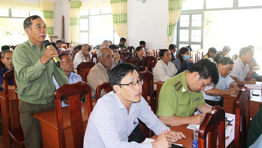 Cử tri phát biểu ý kiến, kiến nghị tại buổi tiếp xúc cử tri Đoàn ĐBQH khóa XV tỉnh Lâm Đồng vào ngày 25-4. Ảnh: Lâm Đồng online 