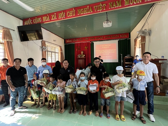Anh Đặng Quốc Giang cùng cộng đồng VinFast tỉnh Bình Dương trao quà cho học sinh và nhiều hộ nghèo ở huyện Tánh Linh, tỉnh Bình Thuận.