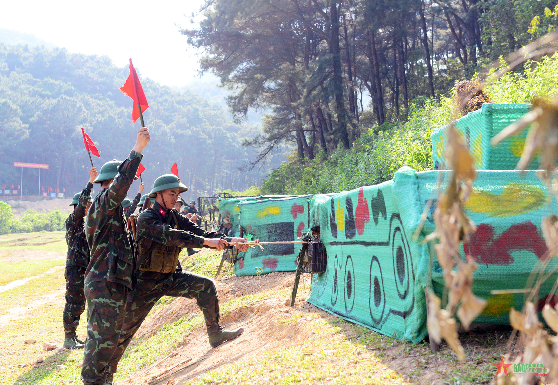 第 141 連隊の新兵は夏の野戦に自信を持っている