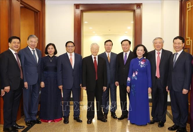  Tổng Bí thư Nguyễn Phú Trọng với các đồng chí lãnh đạo Đảng, Nhà nước và các đại biểu tại phiên bế mạc hội nghị. Ảnh: TTXVN