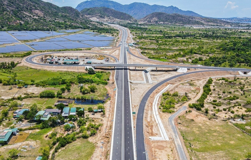  Một nút giao trên cao tốc Nha Trang - Cam Lâm. Ảnh: TẠ HẢI