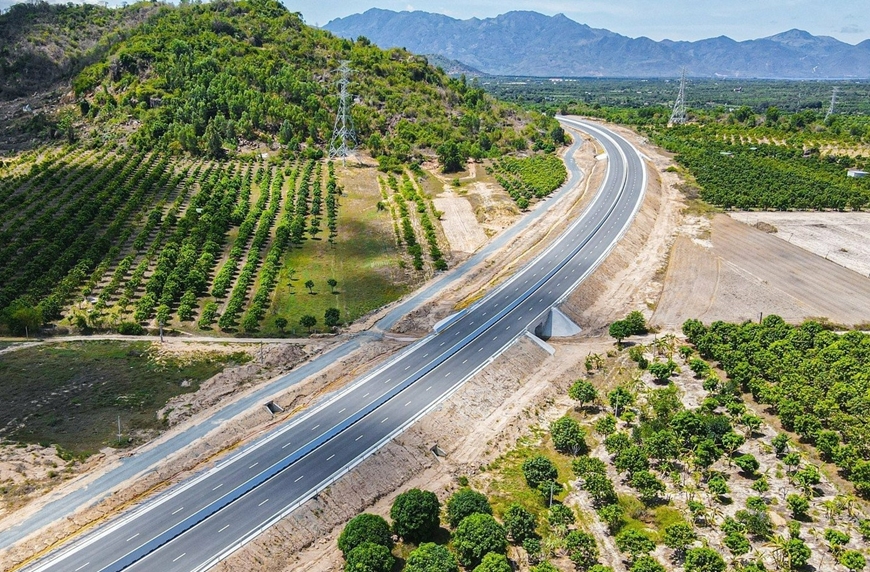 Phương tiện được lưu thông trên 2 tuyến cao tốc mới với tốc độ tối đa 80km/giờ, tối thiểu 60km/giờ. Ảnh: TẠ HẢI 