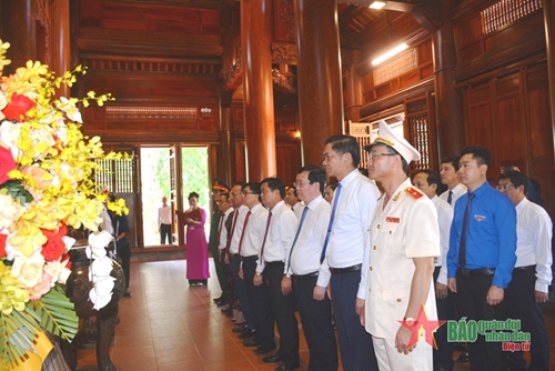 Đoàn đại biểu tỉnh Nghệ An dâng hương tưởng niệm Chủ tịch Hồ Chí Minh