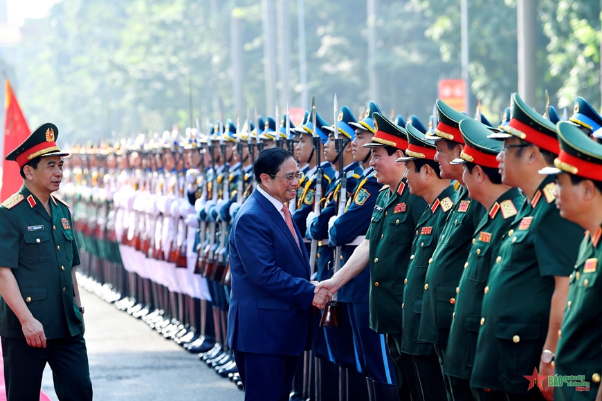 Thủ tướng Phạm Minh Chính bắt tay thân mật các đại biểu. 